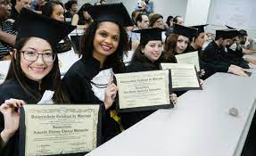 Mão segurando uma segunda via de diploma universitário original com carimbo em relevo e selo holográfico do MEC