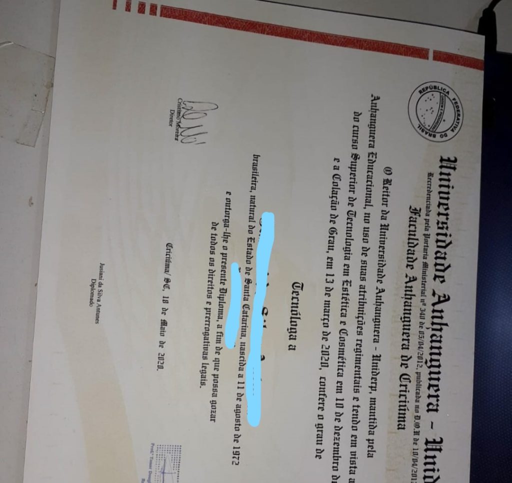 Foto de diploma vendido.
