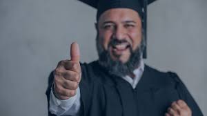 Foto de Cliente formando satisfeito por comprar diploma superior.