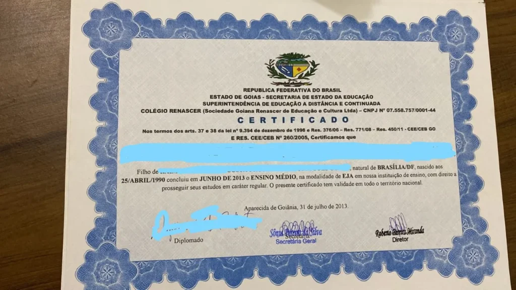 Imagem do modelo de diploma do ensino médio para a venda