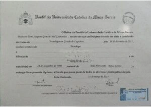Detalhe de um diploma de ensino superior com histórico escolar completo ao lado, destacando o selo de registro no e-MEC e carimbos institucionais. A imagem demonstra a qualidade técnica e documental do serviço da Vendas Diplomas, ideal para profissionais que precisam de habilitação imediata para conselhos de classe como CRC, CREA, COREN ou CRF.